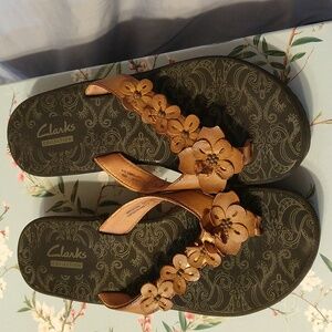 Women's size 6 Clarks sandals